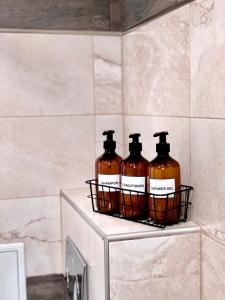 una mensola con quattro bottiglie di miele in bagno di Nordic Style Apartment with Underground parking a Sofia
