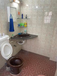 uma casa de banho com um WC e um lavatório em Serene Living em Pune