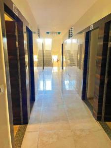 un pasillo de un edificio con un pasillo en Hotel Narmada, en Lāchharas