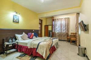 ein Schlafzimmer mit einem großen Bett in einem Zimmer in der Unterkunft Crest Safari Lodge in Arusha