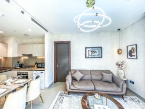 Зона вітальні в STAY BY LATINEM Luxury 2 BR Holiday Home CV B2508 near Burj Khalifa