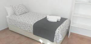 Dormitorio pequeño con cama con almohada en C&BLOLA - Habitacion independiente con baño privado y aire acondicionado - Minimo 3 dias en Puerto Real