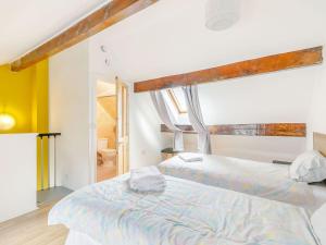 um quarto com uma cama grande e lençóis azuis em Shibden Suite - Uk38332 em Halifax