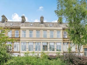 un gran edificio con muchas ventanas y árboles en Shibden Suite - Uk38332, en Halifax