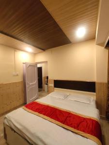 Ein Bett oder Betten in einem Zimmer der Unterkunft Shorya Regency