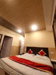 מיטה או מיטות בחדר ב-Shorya Regency