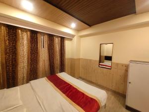 Ένα ή περισσότερα κρεβάτια σε δωμάτιο στο Shorya Regency