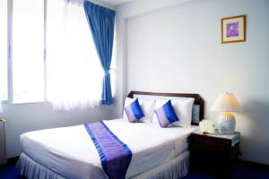 Cama ou camas em um quarto em The International Hotel Chiang Mai - YMCA