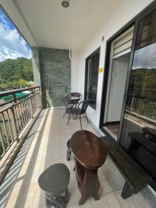 碧瑤的住宿－The Cloudbaguio Bristle Ridge，大楼内的阳台配有桌椅