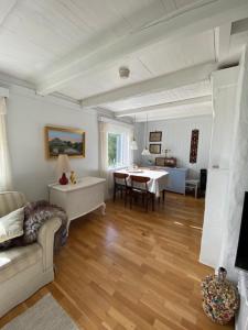 een woonkamer met een bank en een tafel bij Unique and charming house at the foot of Lofoten's highest mountain in Svolvær