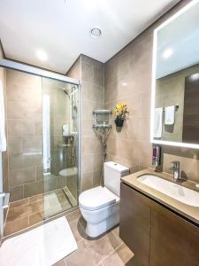 W łazience znajduje się toaleta, prysznic i umywalka. w obiekcie STAY BY LATINEM Luxury 2 BR Holiday Home CV B2508 near Burj Khalifa w Dubaju