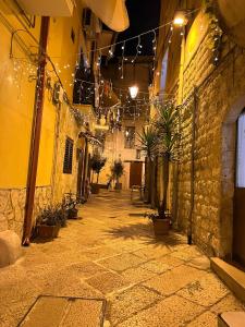 um beco com luzes e plantas num edifício em Casa Artù em Bari