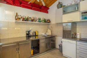 Kuchyň nebo kuchyňský kout v ubytování Etno House Wagner