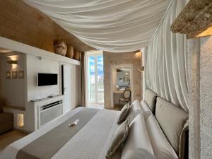 TV a/nebo společenská místnost v ubytování Vittorio Emanuele Charming Suites