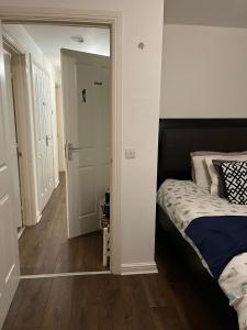 una camera da letto con specchio accanto a un letto di Juana's private room a Manchester