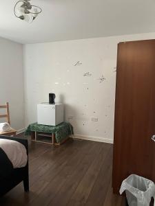 una camera da letto con parete bianca e uccelli sul muro di Juana's private room a Manchester
