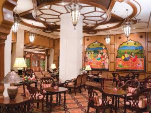 Avari Lahore Hotel tesisinde bir restoran veya yemek mekanı