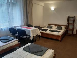 Postel nebo postele na pokoji v ubytování Hotel Olimpijski