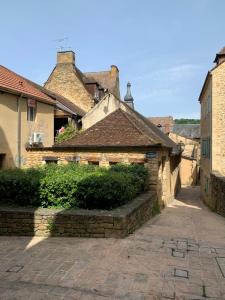 Une ruelle dans une vieille ville avec des bâtiments dans l'établissement Résidence Beauvau - Numéro 6 - Centre de SARLAT, à Sarlat-la-Canéda