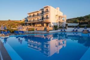 un hotel con piscina frente a un edificio en Lena Beach Hotel en Kalathas