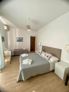 1 dormitorio con cama, escritorio y silla en Hotel Elios Tao, en Taormina