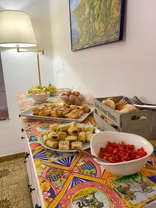 una mesa cubierta con platos de comida y tazones de comida en Hotel Elios Tao, en Taormina
