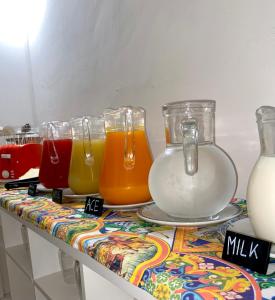 una mesa cubierta con diferentes tipos de zumo en Hotel Elios Tao, en Taormina