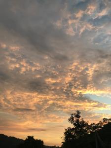 Alba o tramonto visti dall'interno della stanza in casa privata o dai dintorni