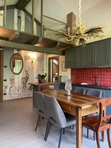 cocina con mesa de madera y sillas en Residence Cour Maison en Pré-Saint-Didier