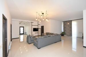 エレバンにあるVilla in Norkのソファとテレビのある広いリビングルーム