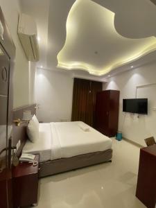 سرير أو أسرّة في غرفة في ALJAWHARA INN HOTEL