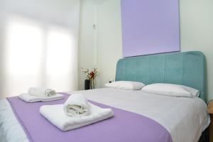Posteľ alebo postele v izbe v ubytovaní Colorful Apt. Near Nea Smirni Square