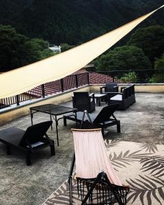 een groep tafels en stoelen op een dak bij Otsu Nature Garden in Akiruno