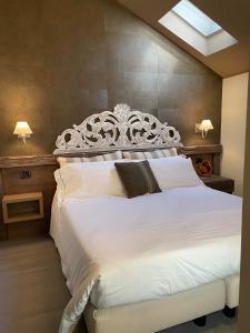 a bedroom with a large white bed with a headboard at Residence Cour Maison in Pré-Saint-Didier