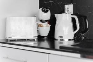 encimera con cafetera y licuadora en Apartament w Hanza Tower, en Szczecin
