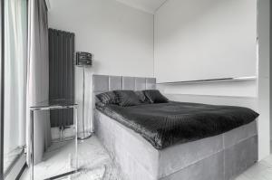 Cama en habitación blanca con cama sidx sidx sidx sidx en Apartament w Hanza Tower, en Szczecin 18 fotos más