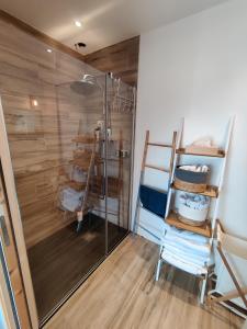 um chuveiro com uma porta de vidro num quarto em Ravissante Suite 90m2 près des bord de Loire em Saint-Julien-de-Concelles