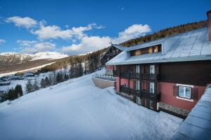 una vista aérea de un edificio en la nieve en Alpen Resort Bivio, en Livigno