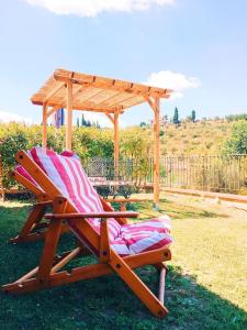 una tumbona con una pérgola sentada en un patio en Una casa in Val di Chiana - Tuscan Country House Cetona, en Cetona