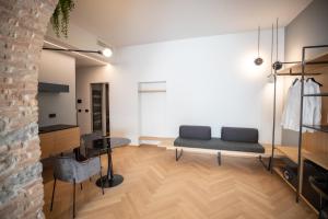 salon z łóżkiem i ceglaną ścianą w obiekcie S1 Luxury Suites and Rooms w Trieście