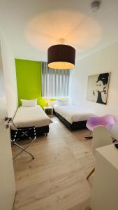 Nordkirchenにあるsmart&beautiful Guesthouseのベッドルーム1室(ベッド2台、テーブル、椅子付)