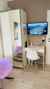 Cette chambre comprend un bureau avec un ordinateur et un miroir. dans l'établissement smart&beautiful Guesthouse, à Nordkirchen