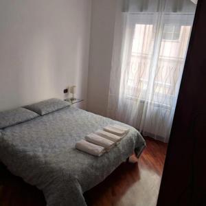 Un pat sau paturi într-o cameră la Leo! Intero appartamento ad uso ESCLUSIVO - Aeroporto Genova Sestri Ponente