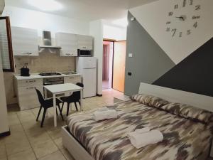 um quarto com uma cama e uma cozinha com uma mesa em La casa di Ida Intero appartamento em Vigevano
