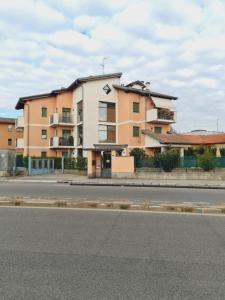 um grande edifício ao lado de uma estrada em La casa di Ida Intero appartamento em Vigevano