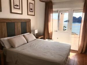 1 dormitorio con 1 cama y vistas al océano en La Paloma, Chalet a pie de playa, en Águilas