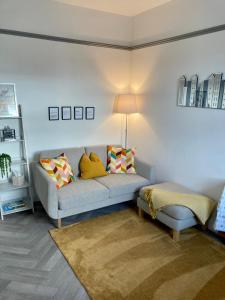 una sala de estar con un sofá y una mesa en Haugh Ness, en Inverness