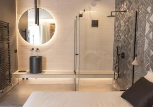 W łazience znajduje się prysznic i lustro. w obiekcie S1 Luxury Suites and Rooms w Trieście +37 zdjęć