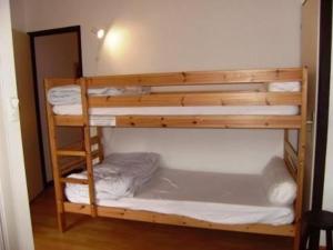 Esquièze - SèreにあるAppartement Esquièze-Sère, 2 pièces, 6 personnes - FR-1-402-5の二段ベッドが備わるドミトリールームのベッド1台分です。