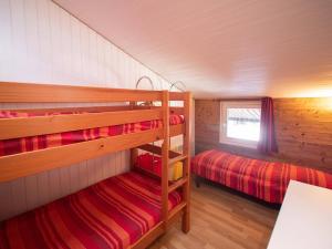 a bedroom with two bunk beds in a cabin at Appartement Valmorel, 4 pièces, 11 personnes - FR-1-291-749 in Valmorel